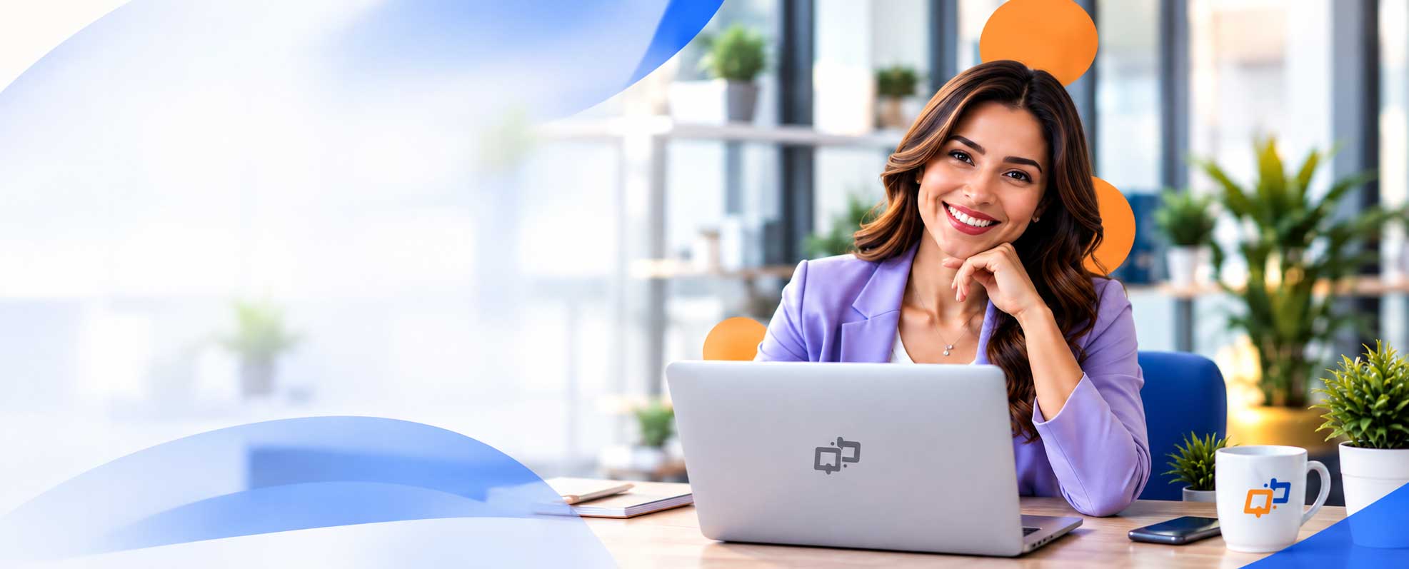 Profesional sonriente usando su laptop con el correo corporativo de su empresa